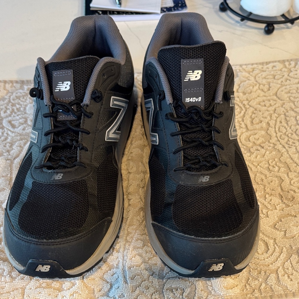 New Balance Men's Black and Gray Sneakers